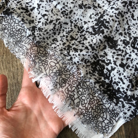 Sheer 3-layer scarf - Picture 7 of 7